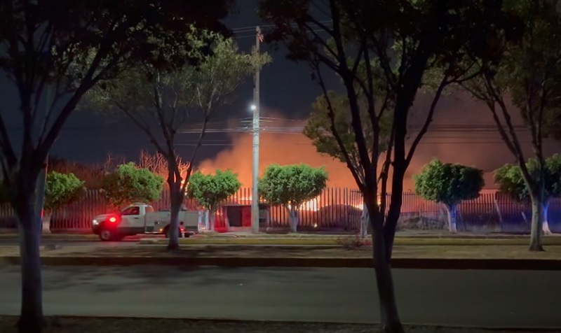 michangoonga's tweet photo. #Morelia Se reporta aparatoso incendio 🔥 de pastizales en estosmomentos en CU en la zona del Estadio Universitario: https://t.co/upLOWw5Twf