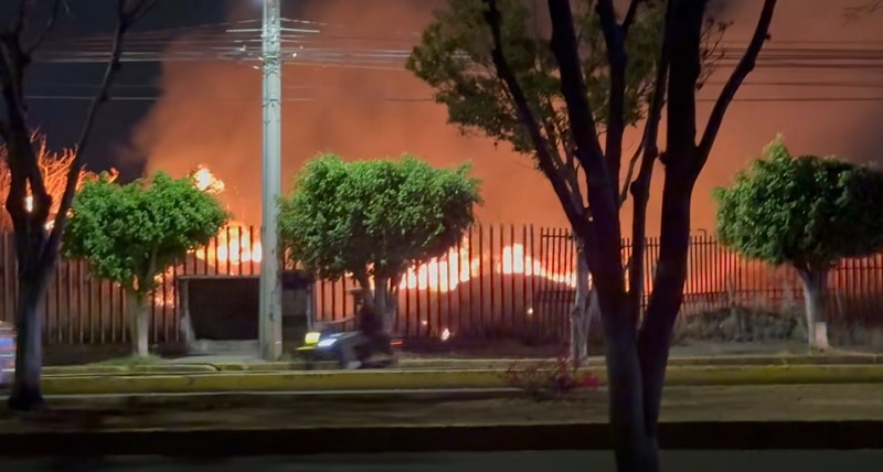 michangoonga's tweet photo. #Morelia Se reporta aparatoso incendio 🔥 de pastizales en estosmomentos en CU en la zona del Estadio Universitario: https://t.co/upLOWw5Twf