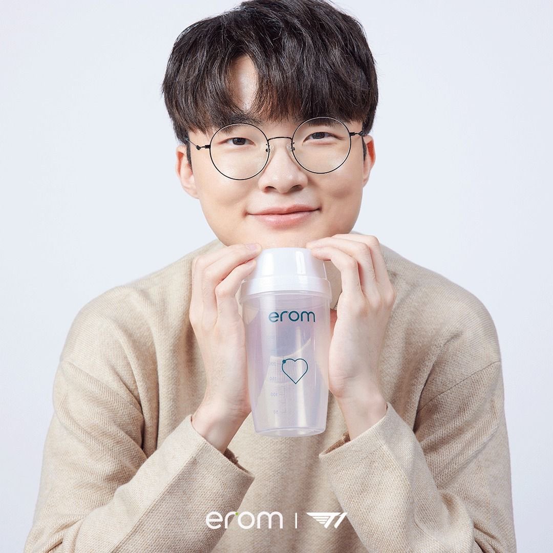 heartdoran's tweet photo. give me more pookie faker photoshoots please https://t.co/BJAZ8nSF8x