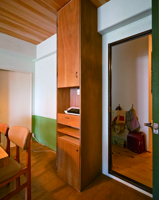 dopa_diy's tweet photo. 【収納DIY】
コンクリート造住宅の柱の出っ張りを隠す目的を兼ねた、床から天井までのキャビネット。電話台を内蔵し、
Wi-Fiルーターや配線も扉の中へ。（千葉県／河野邸）

dopa（2026年3月号）『DIYリノベのアイデア図鑑』特集 https://t.co/E0PnkAk8CO https://t.co/jz1SxaGWn6