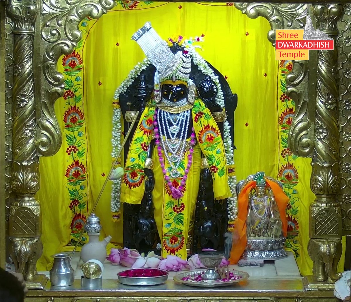 DwarkaOfficial's tweet photo. राजाधिराज द्वारकाधीश जी के श्रृंगार आरती दर्शन🙏🏻
श्री द्वारकाधीश मंदिर द्वारका,गुजरात
दिनांक :- 12/05/2026 मंगलवार                                                       

#Dwarka #shringararti
#ShridwarikadhishmandirOfficial https://t.co/DhZI5VQYea