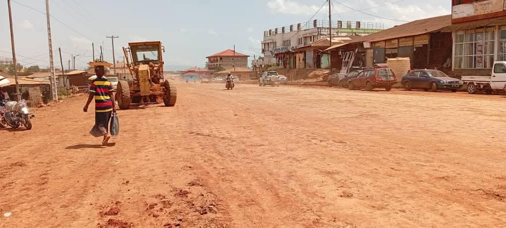 TheCameroonianZ's tweet photo. Construction de la traversée de la ville de Bamenda #Cameroon : 

Les terrassements sont quasiment achevés. https://t.co/C2quR3TB1d