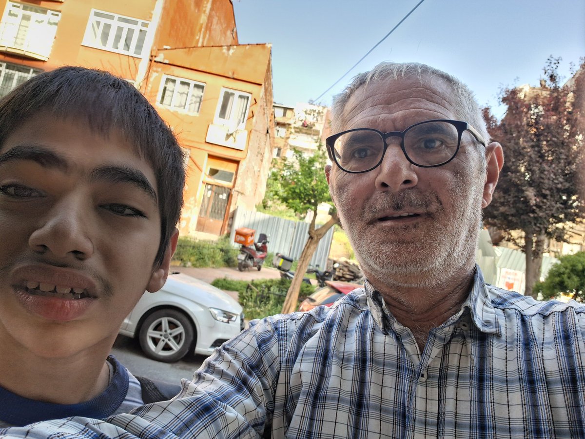 metinkebabci1's tweet photo. Servis büyük olduğu için bizim sokaktan köşeyi dönemiyor üst sokağa çıkıyoruz merdivenleri koşarak çıktı mecbur koştum yoksa birine bulaşacak vurmaz günaydın diyecekmiş cins birine denk geleceğiz.
Biraz çarpıntı oldu neyse ki geçti
#Otizm365GünBizimle

https://t.co/i91wIGhupb https://t.co/3WMDC788UO