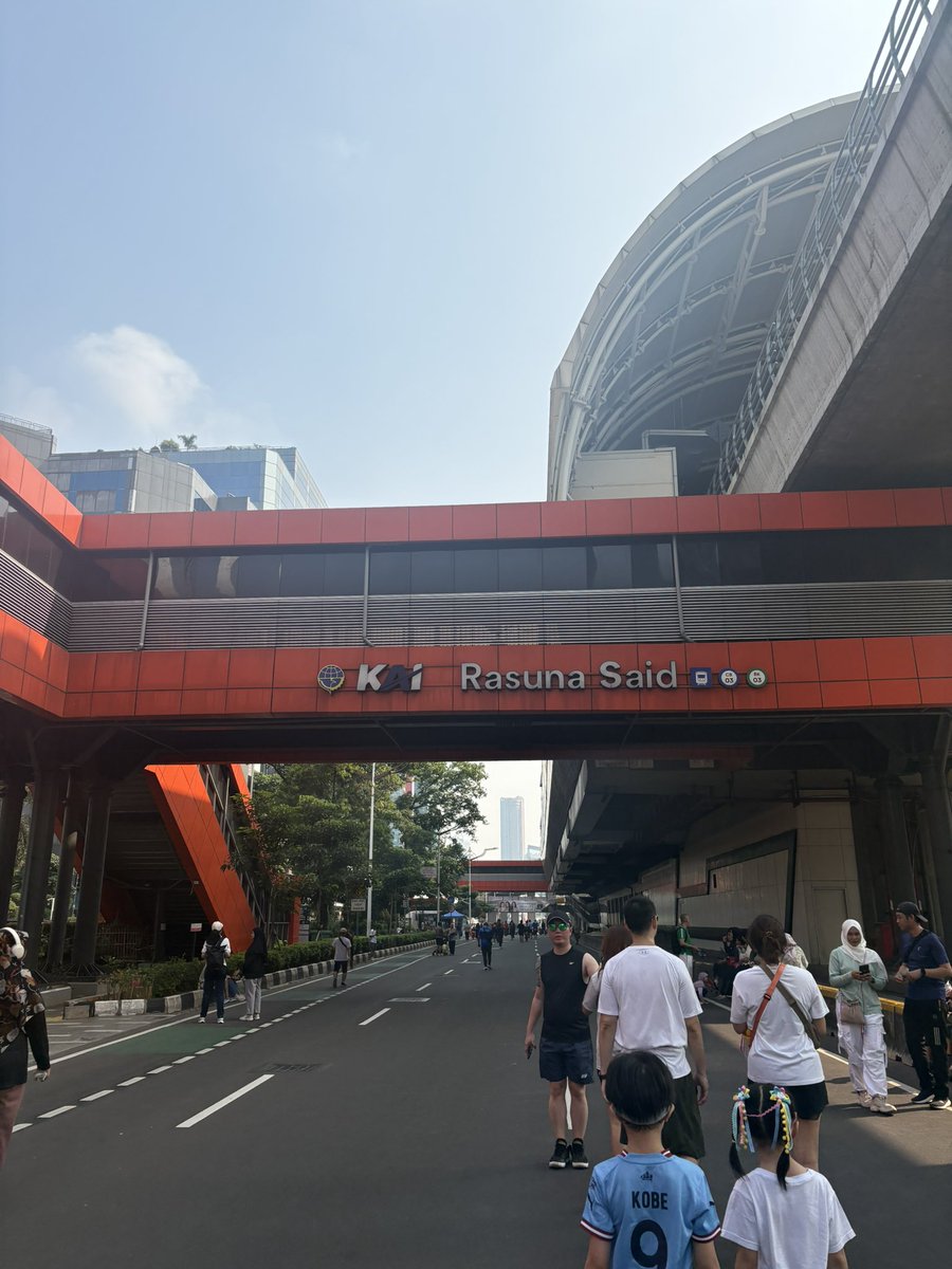3450special's tweet photo. 先日Rasuna Saidのカーフリーデーにいってきた。Sudirmanより距離が短いけど私にはちょうどよい。まだまだ人や出店も少なかった。人が少ないのは時間が遅かったからかな。通り沿いにスティアブディワンやプラザフェスティバルもあるし、涼しい休憩場所にも困らなさそう。 https://t.co/ZYnYT7YK7l
