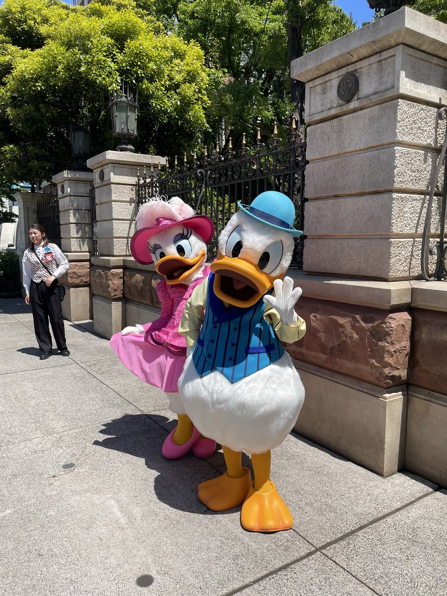 cherryrose0227's tweet photo. ぼっちディズニー最高すぎる😭
産後初だよー
やっといけたー！！
やりたいことやりたいようにできて、ショーも全部とれたし、食べたいものも食べれて幸せ！ https://t.co/TLg4zypR38