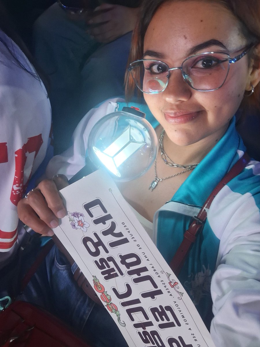 BERRYMOONGI's tweet photo. volví para decir q vi a bts en concierto y viví so what y boy in luv (ya sé q el banner está al revés mind your damn business) https://t.co/AhGor1Foyk