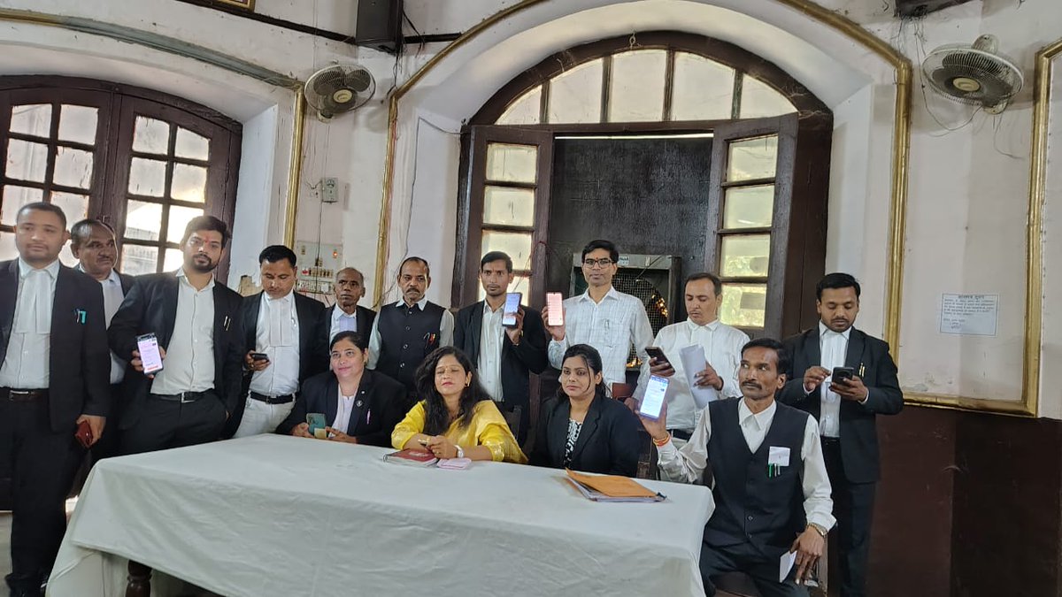 OfficeOfDMAgra's tweet photo. भारत की जनगणना-2027 के अंतर्गत स्व-गणना अभियान में आज ज्यूडिशरी-डे/न्यायिक, दिवस बार एसोसियन सभागार में हुआ संपन्न,स्व-गणना कैंप में मास्टर ट्रेनर के माध्यम से जनपद न्यायाधीश व सभी न्यायिक अधिकारीगण तथा बार एसोसियन सदस्यगण द्वारा स्व-गणना पोर्टल पर सूचना भरकर स्व-गणना कराई गई। https://t.co/0hLW6N8JkS