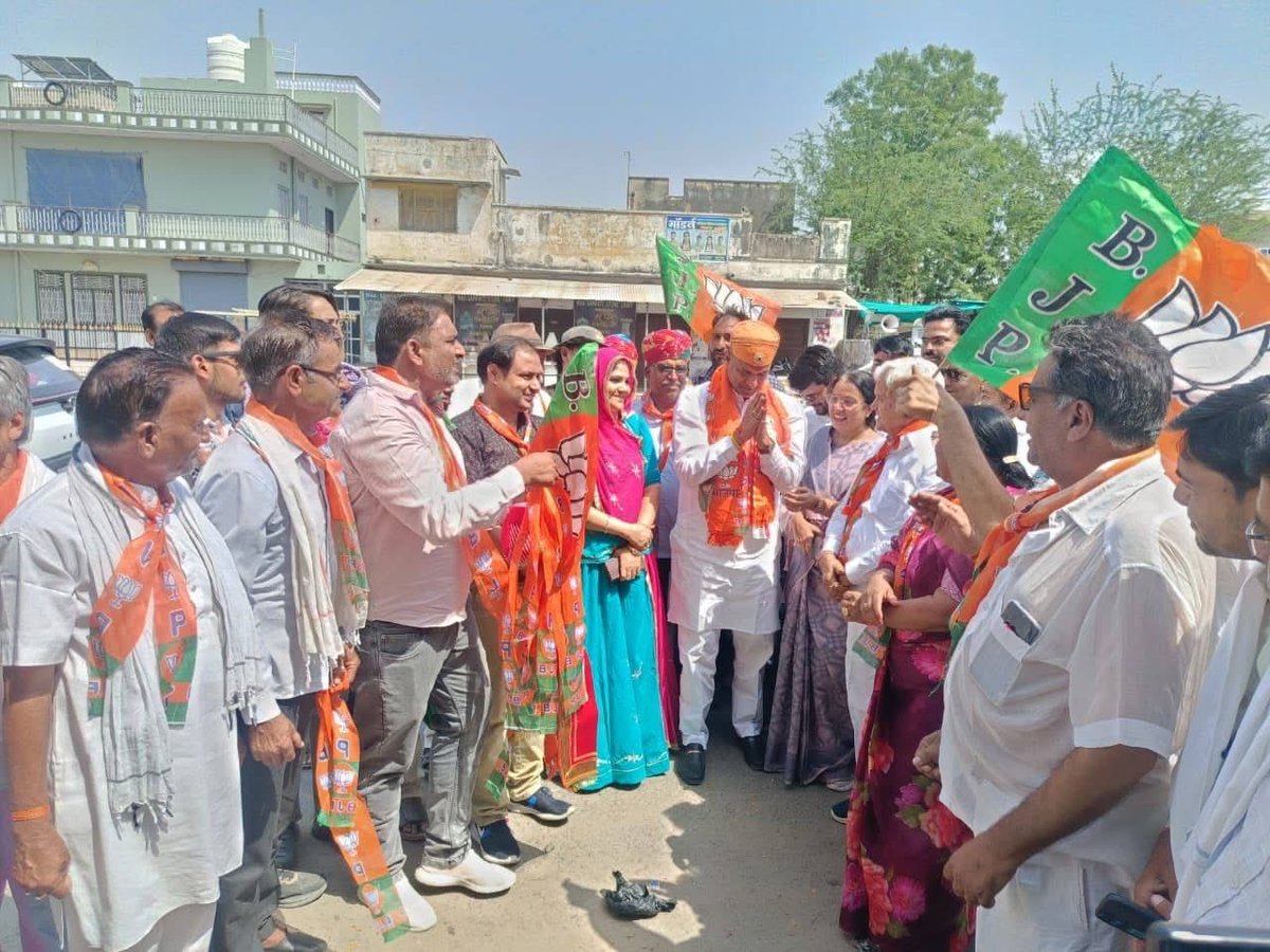 SumitaBhinchar's tweet photo. आज डीडवाना-कुचामन जिला प्रवास कार्यक्रम के दौरान मकराना (मंगलाना) की पावन धरा पर चित्तौड़गढ़ संसदीय क्षेत्र के लोकप्रिय सांसद एवं राजस्थान भाजपा के पूर्व प्रदेशाध्यक्ष आदरणीय श्री चंद्रप्रकाश जोशी जी का स्वागत एवं अभिनंदन करने का सौभाग्य प्राप्त हुआ।

इस अवसर पर संगठनात्मक विषयों, जनसेवा एवं आगामी कार्ययोजनाओं को लेकर कार्यकर्ताओं के साथ आत्मीय संवाद हुआ। आदरणीय जोशी जी का प्रेरणादायी मार्गदर्शन कार्यकर्ताओं में नई ऊर्जा एवं संगठन के प्रति समर्पण की भावना का संचार करता है।

कार्यक्रम में मकराना पूर्व विधायक श्री रामजी भींचर, भाजपा जिलाध्यक्ष श्रीमती सुनीता जी रांदड़ सहित समस्त पार्टी पदाधिकारी एवं कार्यकर्ता उपस्थित रहे। आप सभी का स्नेह, सहयोग एवं संगठन के प्रति समर्पण ही भाजपा की सबसे बड़ी ताकत है।
#Makrana #DidwanaKuchaman #BJPRajasthan #CPSJoshi #SumitaBhinchar #OrganizationalStrength #BJP