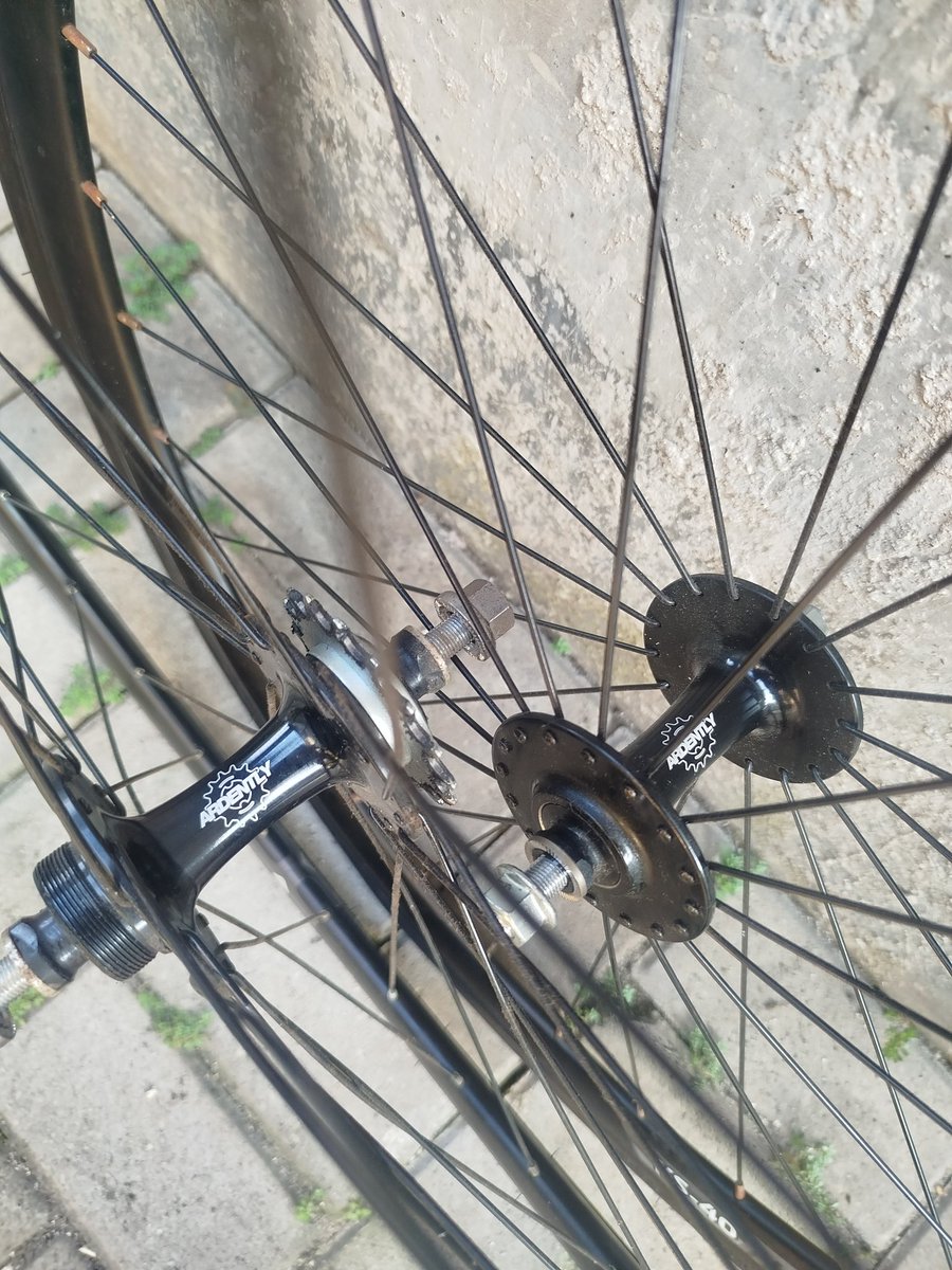 VirginityNEW's tweet photo. WTS Wheelset Araya KS-40 Hub ardently tinggal pakai
Harga 800
Lokasi tangsel #fnfjb https://t.co/AuYqo62LxZ