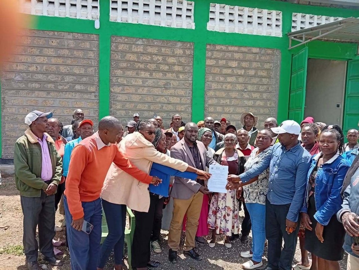 climate_ke's tweet photo. The #FLLoCA funded Sirikwa Agricultural Aggregation Centre in Nakuru County has officially been handed over to the beneficiary cooperative, marking a major step in strengthening food systems and farmer resilience. Built to improve storage for farm inputs and produce, especially certified potato seeds, the facility will reduce post-harvest losses, enhance quality, and unlock better market access for local farmers.