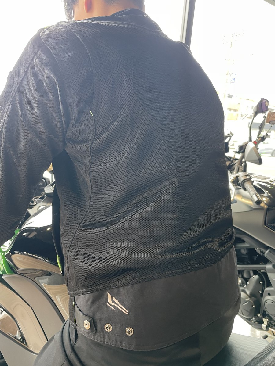 kp_kagosima's tweet photo. これからの季節にオススメのクシタニ製、カワサキサマーメッシュジャケット好評です！
放熱性・通気性抜群のフルメッシュ素材。ライディングポジションも窮屈にならない立体パターンを採用！吸汗速乾素材も使用しているので快適にご着用いただけます！

#着るカワサキ　#カワサキのある生活　#バイク https://t.co/NhTs3H2f8p
