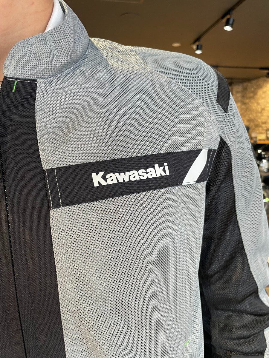 kp_kagosima's tweet photo. これからの季節にオススメのクシタニ製、カワサキサマーメッシュジャケット好評です！
放熱性・通気性抜群のフルメッシュ素材。ライディングポジションも窮屈にならない立体パターンを採用！吸汗速乾素材も使用しているので快適にご着用いただけます！

#着るカワサキ　#カワサキのある生活　#バイク https://t.co/NhTs3H2f8p