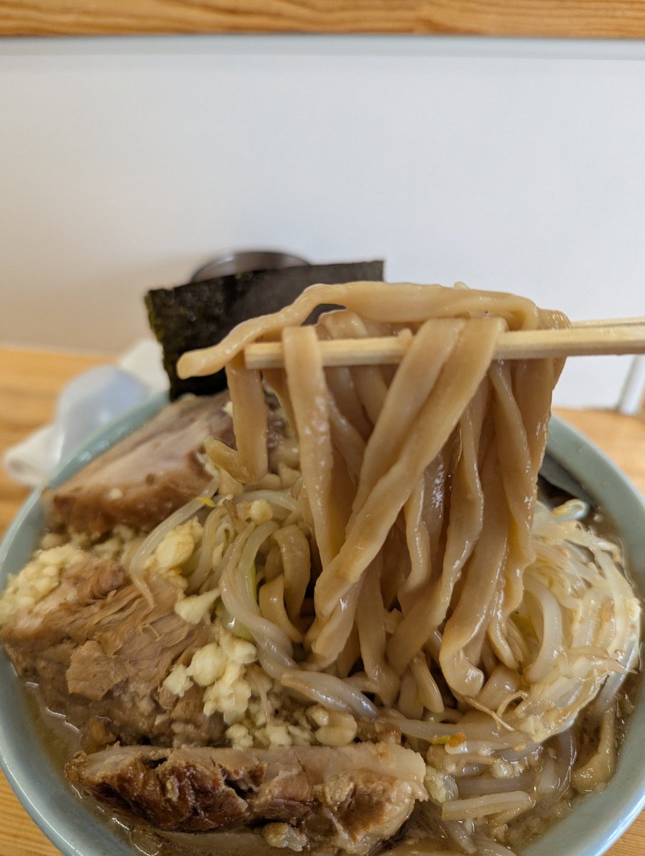 tetsuchin's tweet photo. ラーメン工藤
ラーメン300g全マシ、豚増し、海苔

豚感たっぷりな濃厚スープめちゃウマ😋
海苔をスープに浸して軟ホロなブタを巻いて食べるの大好き🥰
今日も最高の一杯でした！
ごちそうさまてした🙏 https://t.co/lLHxwrkyGR