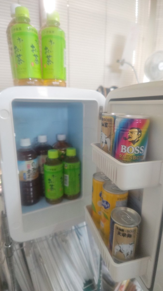 あと100円ドリンク用に小型冷蔵庫導入しました (昨日リサイクル