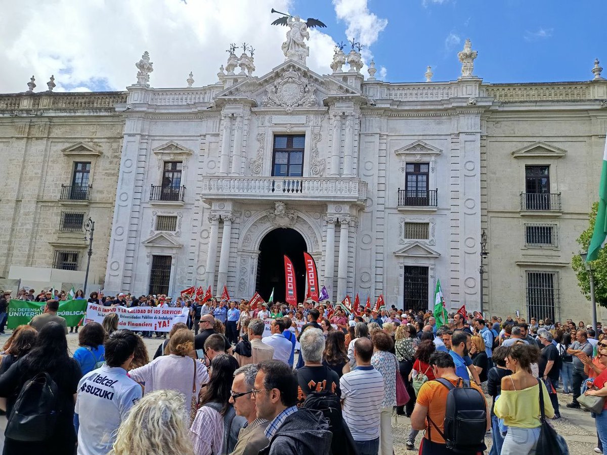 _red_us's tweet photo. La @unisevilla vuelve a la movilización contra los recortes de Moreno Bonilla, al que solo le importan las universidades privadas. https://t.co/1cUprJie27