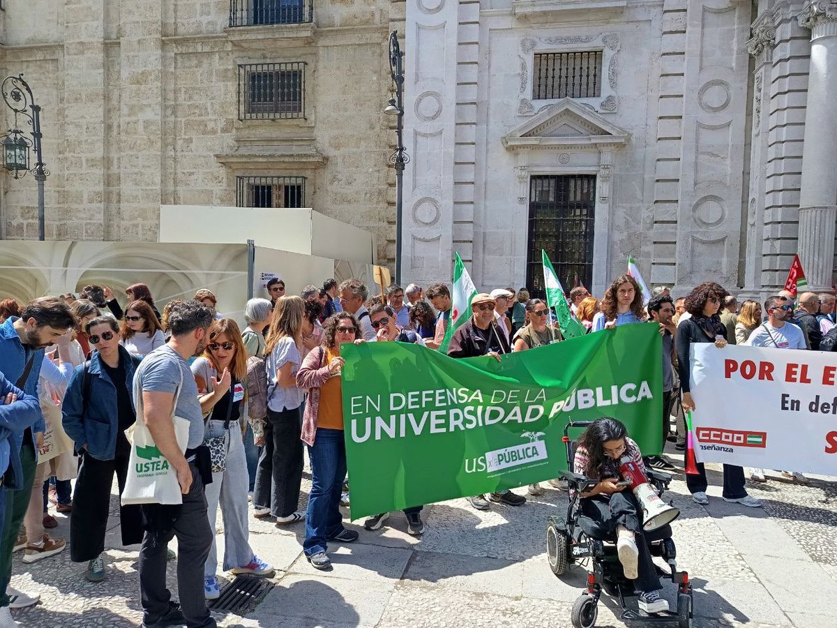 _red_us's tweet photo. La @unisevilla vuelve a la movilización contra los recortes de Moreno Bonilla, al que solo le importan las universidades privadas. https://t.co/1cUprJie27