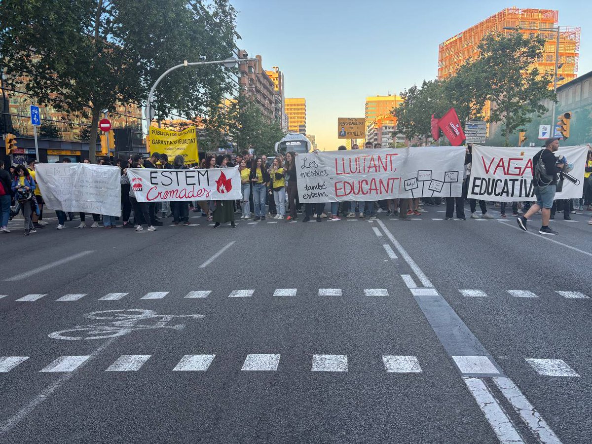 CGTEnsenyament's tweet photo. 🔴⚫️Vaga Educativa a tota Catalunya 

👉Talls de carretera ara mateix

📸Gran Via a L'Hospitalet de Llobregat
📸C-32 a l'alçada de Mataró 
📸Mapa de circulació al voltant de Bcn 

✊🏽Bloquegem-ho tot‼️
💪Vaga,  Vaga i Vaga!!

🔥Fem-nos respectar. Recuperem el que és nostre🔥 https://t.co/LDu0skBNz1