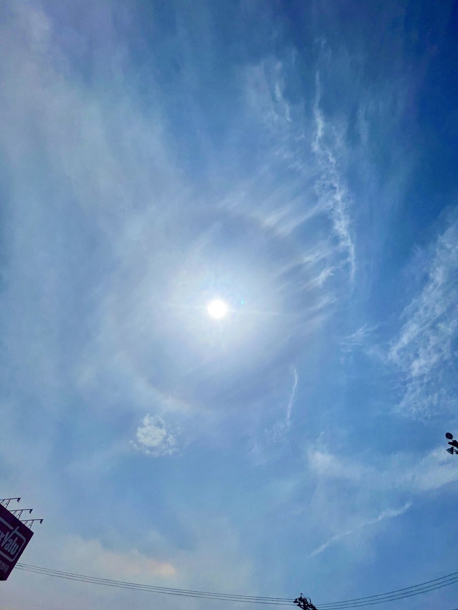 chape285's tweet photo. スーパーの駐車場にて
見上げた空にアークとハロ🌈✨
見れました♪
ちょっと嬉しい気分の午後☺︎ https://t.co/Cbk4cyNNFU