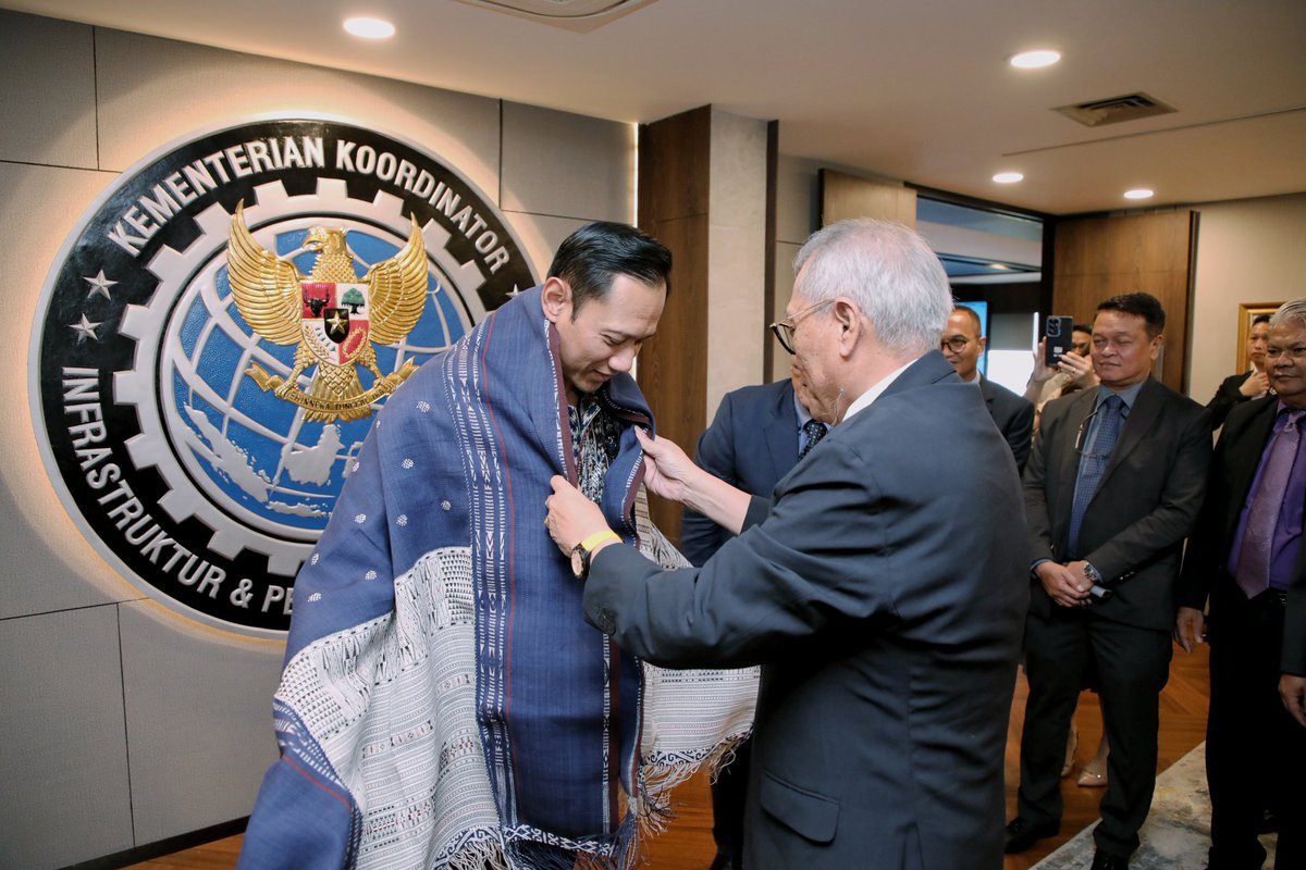 AgusYudhoyono's tweet photo. Saya menerima audiensi jajaran pimpinan Gereja Pentakosta Indonesia (GPI) yang menjadi momen yang penuh dengan optimisme. Di tengah situasi global yang penuh ketidakpastian, mulai dari konflik geopolitik hingga dampaknya terhadap ekonomi dunia, Indonesia harus tetap waspada dan berdiri kokoh di atas fondasi persatuan.

Saya menyampaikan apresiasi yang setinggi-tingginya kepada Ketua GPI, Reverend Dr. MH Siburian, M.Min., serta sahabat perjuangan saya, Pendeta Drs. Sabam Sinaga, M.M. (Anggota DPR RI Dapil Sumut II, sekaligus SC Sinode Besar 2026). Inilah indahnya Indonesia; meski kita beragam dan berbeda latar belakang, kita selalu bisa menemukan ruang untuk bersatu demi kebaikan bangsa.

Saya menyampaikan bahwa kemajemukan adalah kekuatan utama kita. Di era teknologi dan media sosial yang rentan memicu polarisasi, kita tidak boleh terjebak dalam perpecahan. Saya meyakini bahwa nilai-nilai idealisme dan iman harus diletakkan pada konteks zaman untuk menghadirkan suasana yang damai, rukun, dan sejahtera bagi seluruh masyarakat.

Terima kasih atas undangan untuk menghadiri Sinode Besar 2026 di Pematang Siantar. Saya sangat menghargai hadirnya GPI yang telah hadir sejak masa perjuangan kemerdekaan hingga kini memiliki lebih dari 1.400 gereja di seluruh pelosok Nusantara.

Mari kita terus bergandengan tangan, lintas identitas dan elemen bangsa, untuk mengawal pembangunan dan menjaga kerukunan demi Indonesia yang semakin makmur dan berdaulat.