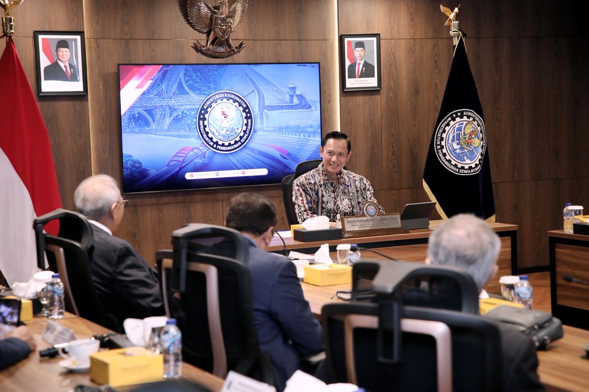 AgusYudhoyono's tweet photo. Saya menerima audiensi jajaran pimpinan Gereja Pentakosta Indonesia (GPI) yang menjadi momen yang penuh dengan optimisme. Di tengah situasi global yang penuh ketidakpastian, mulai dari konflik geopolitik hingga dampaknya terhadap ekonomi dunia, Indonesia harus tetap waspada dan berdiri kokoh di atas fondasi persatuan.

Saya menyampaikan apresiasi yang setinggi-tingginya kepada Ketua GPI, Reverend Dr. MH Siburian, M.Min., serta sahabat perjuangan saya, Pendeta Drs. Sabam Sinaga, M.M. (Anggota DPR RI Dapil Sumut II, sekaligus SC Sinode Besar 2026). Inilah indahnya Indonesia; meski kita beragam dan berbeda latar belakang, kita selalu bisa menemukan ruang untuk bersatu demi kebaikan bangsa.

Saya menyampaikan bahwa kemajemukan adalah kekuatan utama kita. Di era teknologi dan media sosial yang rentan memicu polarisasi, kita tidak boleh terjebak dalam perpecahan. Saya meyakini bahwa nilai-nilai idealisme dan iman harus diletakkan pada konteks zaman untuk menghadirkan suasana yang damai, rukun, dan sejahtera bagi seluruh masyarakat.

Terima kasih atas undangan untuk menghadiri Sinode Besar 2026 di Pematang Siantar. Saya sangat menghargai hadirnya GPI yang telah hadir sejak masa perjuangan kemerdekaan hingga kini memiliki lebih dari 1.400 gereja di seluruh pelosok Nusantara.

Mari kita terus bergandengan tangan, lintas identitas dan elemen bangsa, untuk mengawal pembangunan dan menjaga kerukunan demi Indonesia yang semakin makmur dan berdaulat.