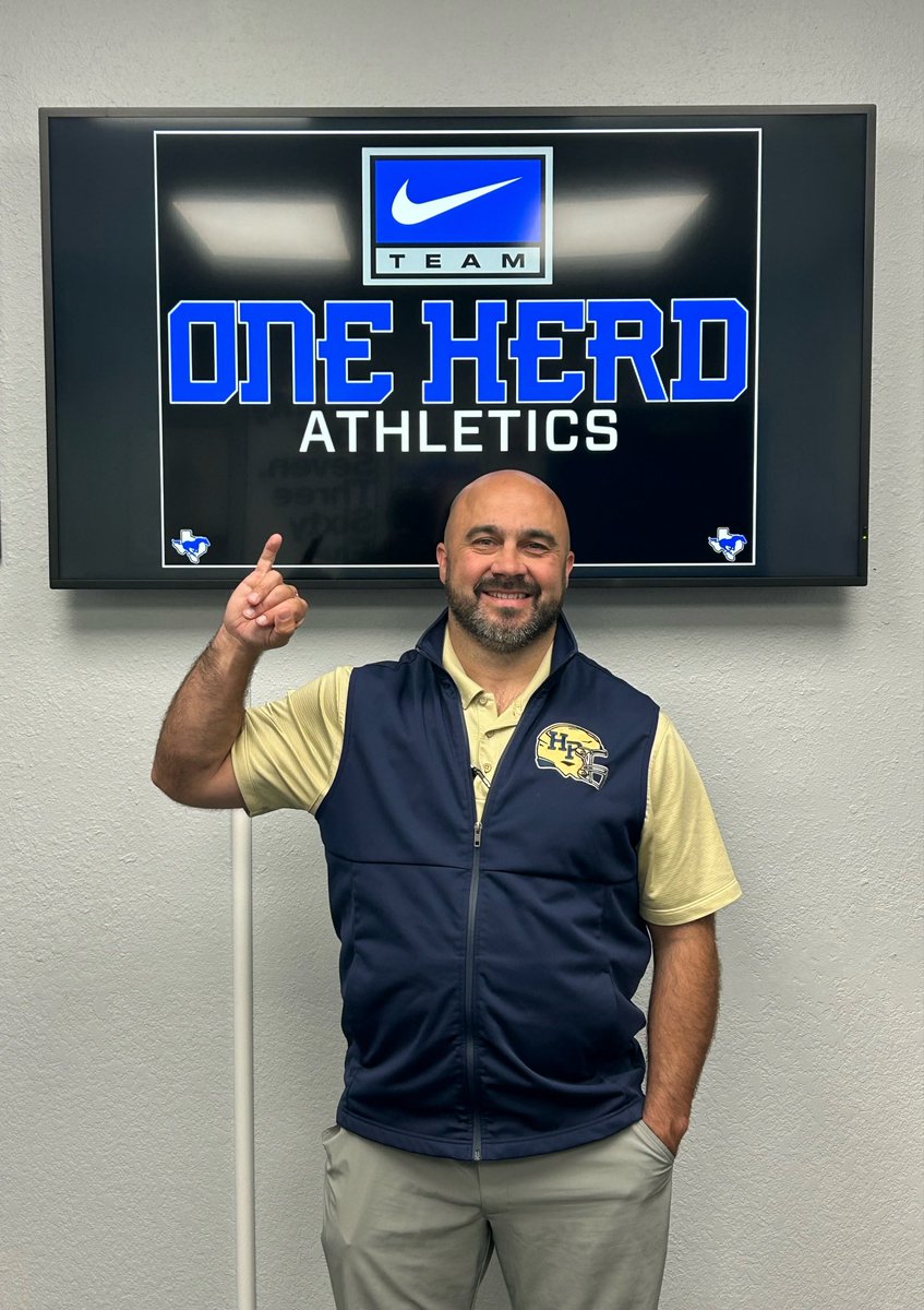 CoachLev2's tweet photo. Big thanks to @CoachSnyde for another visit to City View, TX! As always, we appreciate you taking the time to see us. @hputxfootball 
@CVMustangsFB 

#OneHERD https://t.co/MLGlxcEoyq