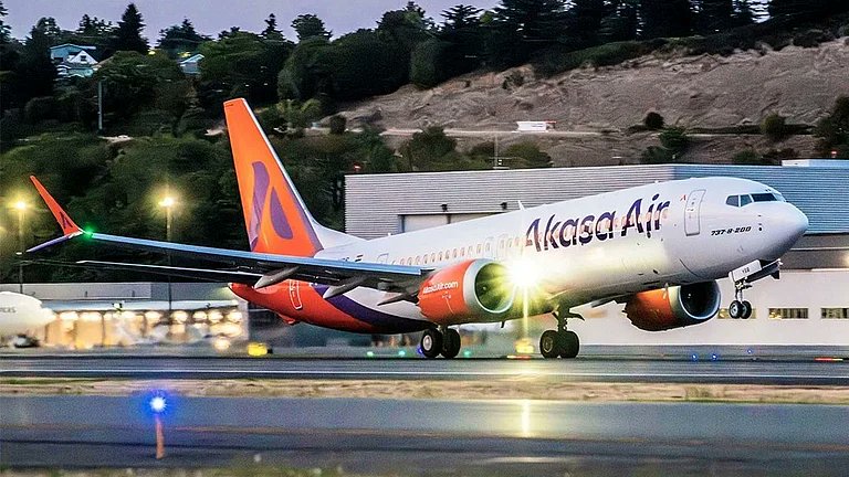 shukla_tarun's tweet photo. New :

- @AkasaAir likely to hit 45-plane mark by October 

- Two more @Boeing 737 MAX set to join fleet in June including VT-YBP

- A total of 7 therefore between now and then

- The airline's first flight was in August 2022 so 40 Boeings in 4 also looks certain now

🛫 https://t.co/mCC13NM6iT