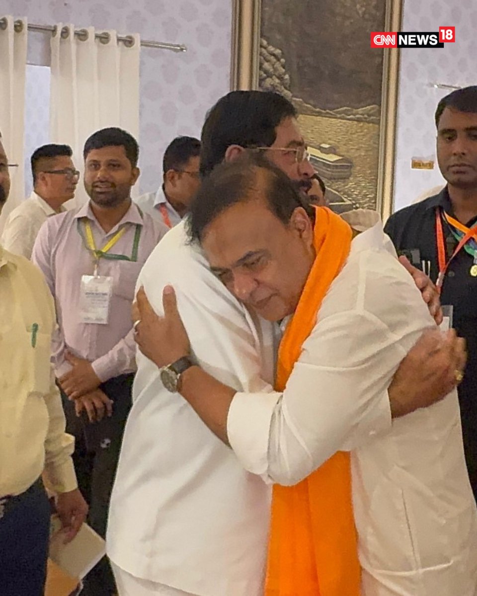 CNNnews18's tweet photo. Hugs And Laughs: Assam Chief Minister Designate Himanta Biswa Sarma Meets Maharashtra DY CM Eknath Shinde ahed of his swearing-in
#himantabiswasarma #india #asaam #cm #maharashtra https://t.co/bVwa5ZZqIp