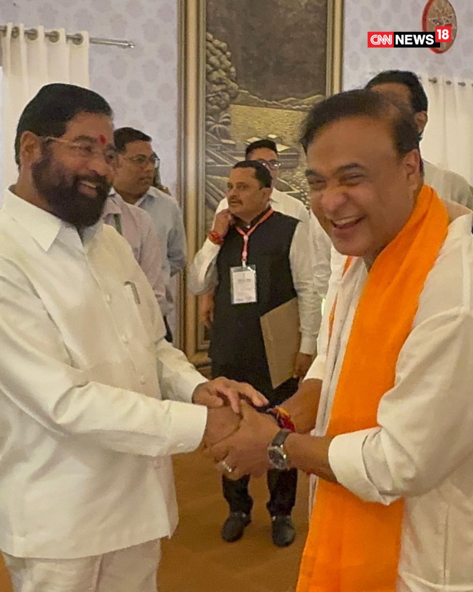 CNNnews18's tweet photo. Hugs And Laughs: Assam Chief Minister Designate Himanta Biswa Sarma Meets Maharashtra DY CM Eknath Shinde ahed of his swearing-in
#himantabiswasarma #india #asaam #cm #maharashtra https://t.co/bVwa5ZZqIp