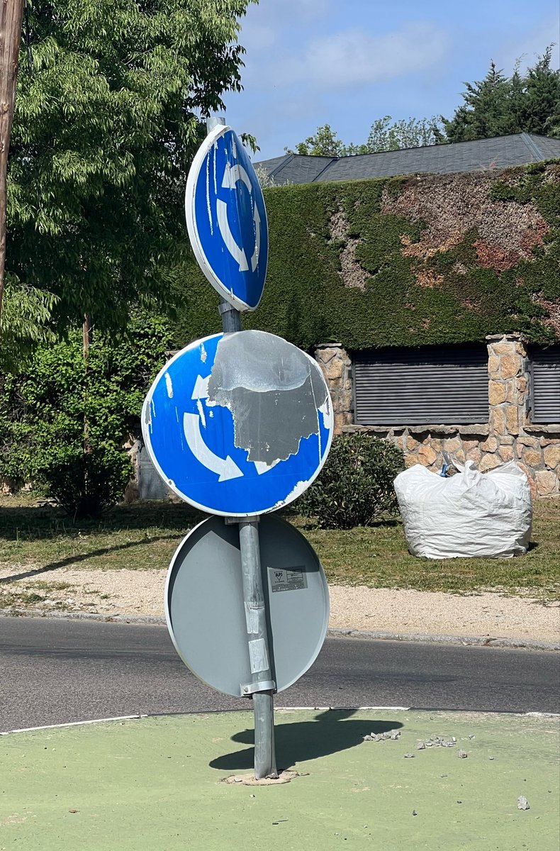 Vox_SotoDelReal's tweet photo. ⚠️⛔️ ¿Os habéis fijado en el estado en el que se encuentran las señales de tráfico en Soto del Real? Llevamos 3 años solicitando que se cambien, por el problema de inseguridad vial que suponen además de la mala imagen que damos a vecinos y visitantes. #sotodelreal @madrid_vox https://t.co/HQ7V1gglMv