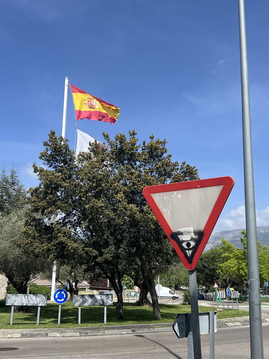 Vox_SotoDelReal's tweet photo. ⚠️⛔️ ¿Os habéis fijado en el estado en el que se encuentran las señales de tráfico en Soto del Real? Llevamos 3 años solicitando que se cambien, por el problema de inseguridad vial que suponen además de la mala imagen que damos a vecinos y visitantes. #sotodelreal @madrid_vox https://t.co/HQ7V1gglMv