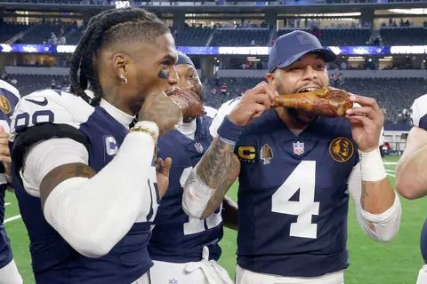Show_TimeFr's tweet photo. 🦃 Thanksgiving 2026 : Eagles vs Cowboys

📅 26 nov (22h30 FR) sur FOX
🎙️ Commenté par Burkhardt &amp; Tom Brady

➡️ NFC East showdown très attendu
➡️ FOX vise le record d’audience (57,2M l’an dernier)
➡️ 1er Thanksgiving des Eagles à Dallas depuis 2014 https://t.co/QNRaUdXojU