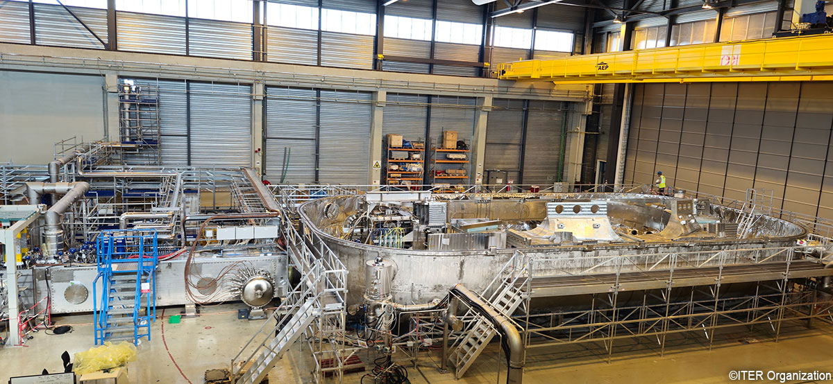 iterjapan's tweet photo. 📢#ITER 最新情報✨
ITER建設サイト内の磁場低温試験施設（MCTF）でついに、トロイダル磁場コイル（TFコイル）の冷却試験を行うための冷却が始まりました❄
10日以内に銀色の湯たんぽのように見える装置（クライオスタット）の内部を4K（－269℃）まで冷やし、冷却試験へと進む予定です。 https://t.co/cAh0ZCvoNE