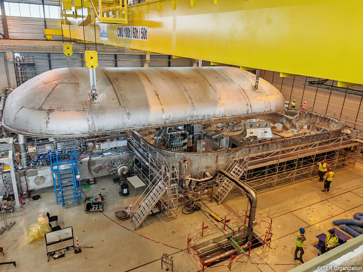 iterjapan's tweet photo. 📢#ITER 最新情報✨
ITER建設サイト内の磁場低温試験施設（MCTF）でついに、トロイダル磁場コイル（TFコイル）の冷却試験を行うための冷却が始まりました❄
10日以内に銀色の湯たんぽのように見える装置（クライオスタット）の内部を4K（－269℃）まで冷やし、冷却試験へと進む予定です。 https://t.co/cAh0ZCvoNE