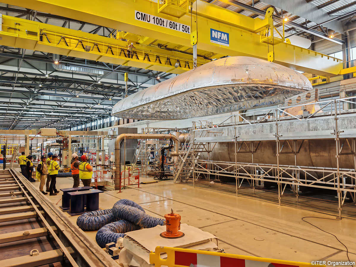 iterjapan's tweet photo. 📢#ITER 最新情報✨
ITER建設サイト内の磁場低温試験施設（MCTF）でついに、トロイダル磁場コイル（TFコイル）の冷却試験を行うための冷却が始まりました❄
10日以内に銀色の湯たんぽのように見える装置（クライオスタット）の内部を4K（－269℃）まで冷やし、冷却試験へと進む予定です。 https://t.co/cAh0ZCvoNE