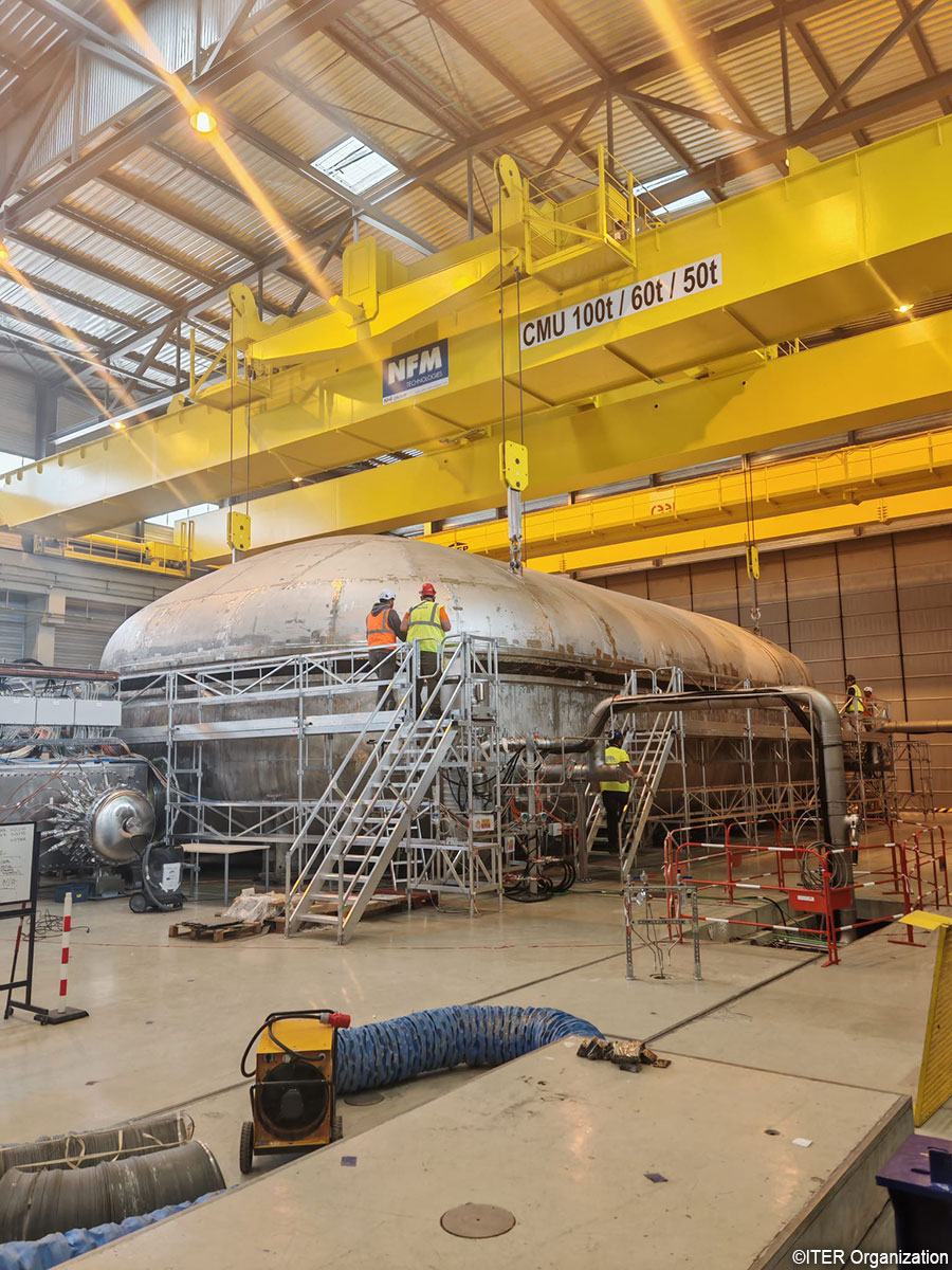 iterjapan's tweet photo. 📢#ITER 最新情報✨
ITER建設サイト内の磁場低温試験施設（MCTF）でついに、トロイダル磁場コイル（TFコイル）の冷却試験を行うための冷却が始まりました❄
10日以内に銀色の湯たんぽのように見える装置（クライオスタット）の内部を4K（－269℃）まで冷やし、冷却試験へと進む予定です。 https://t.co/cAh0ZCvoNE