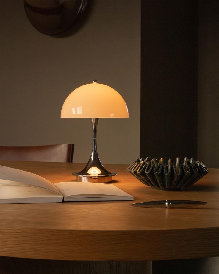 Gharko_in's tweet photo. The difference between “nice decor” and a memorable room?

Usually one strong piece.
A lamp. A painting. A sculptural vase.
Something that anchors the space. https://t.co/tL7EI8itLK