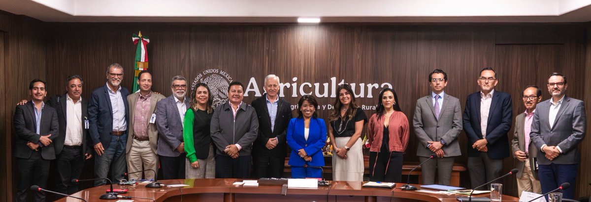 columbalopezg's tweet photo. Seguimos abriendo espacios de encuentro y colaboración con todos los sectores. Hoy conversamos con integrantes de @CANAMIOrgMx sobre los retos y oportunidades para seguir fortaleciendo e impulsando el desarrollo del sector.

El maíz es nuestra raíz, y el intercambio de ideas y la coordinación nos permiten construir acciones de trabajo que beneficien a todas y todos. 

#TransformandoElCampoMexicano