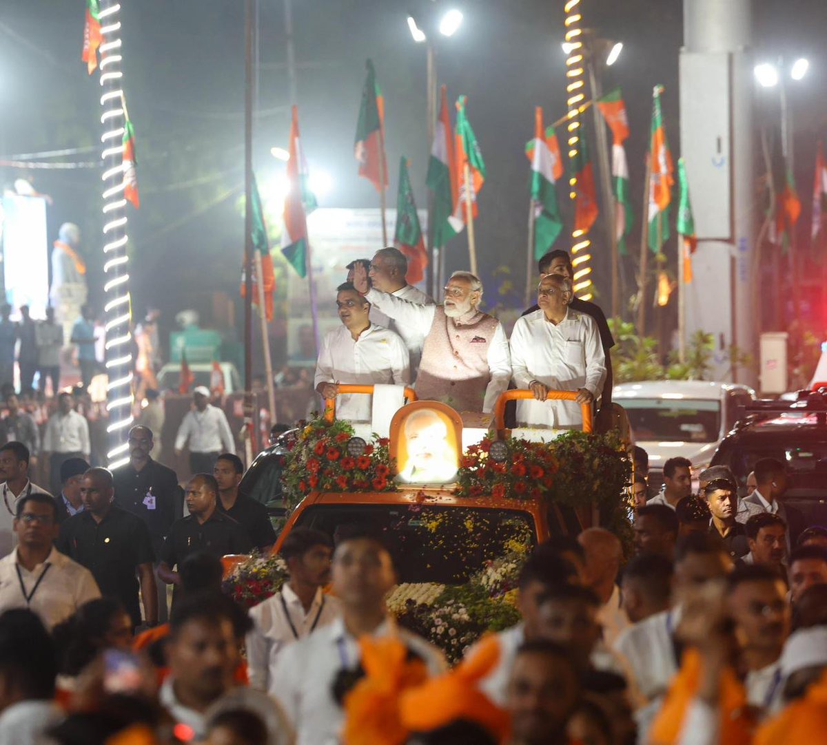 AbhiSharma68820's tweet photo. Here are the highlights from yesterday’s roadshow in Vadodara. The blessings of the people are always very special
Modi thanks vadodra
#Narindermodi https://t.co/ZdZ4uXlOVc