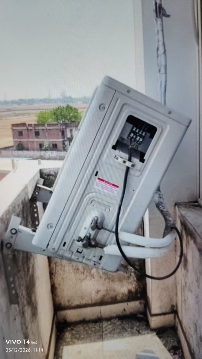 TheWittyWasim's tweet photo. AC लगवाते समय सिर्फ Cooling मत देखिए, Fitting भी देखिए!

आज एक कस्टमर के घर गया Outdoor Unit ऐसे टेढ़ा लटका था कि देखकर ही डर लग जाए।
सिर्फ 4 दिन में ही Nut ढीला हो गया।

अगर समय रहते ध्यान न दिया जाए तो
Outdoor नीचे गिर सकता है
• Copper Pipe टूट सकती है
• Gas Leak हो सकता है
• किसी को गंभीर चोट भी लग सकती है

सस्ता और जल्दबाज़ी वाला Installation बाद में भारी नुकसान देता है।

AC लगवाते समय हमेशा: Strong Stand
👉 Proper Nut-Bolt Tightening
👉Wall Support Check
👉 Vibration Testing

जरूर करवाइए।
एक छोटी लापरवाही बड़ा हादसा बन सकती है।
Installation के पैसे देते हो आप Free में नहीं करवाते इसलिए ध्यान से देखें इंस्टॉलेशन के बाद