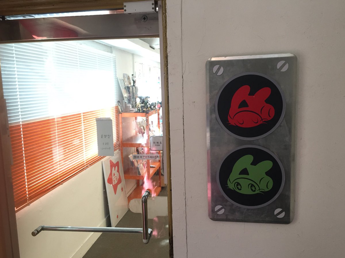 getanothertoy's tweet photo. 我的首尔打法先去望远洞乙支路探店，静静地渲染其中的萌力量，再去圣水汉南洞狠狠被消费欲裹挟卷入，买到新香水新衣服的余韵可以一直留存到刚回去上班的头几天，不至于太苦涩^ ^ https://t.co/q8zJGDcEOH