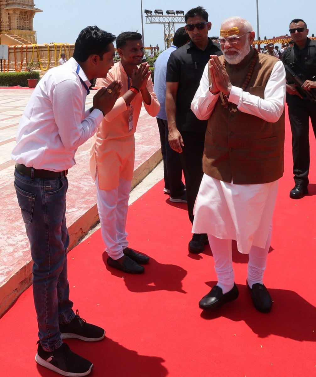 HareshDholiyaa's tweet photo. સોમનાથ અમૃત મહોત્સવમાં મોદીજીનું સ્વાગત
એક અવિસ્મરણીય સૌભાગ્ય

સોમનાથના પવિત્ર ધામમાં અમૃત મહોત્સવ દરમિયાન આપણા વડાપ્રધાન નરેન્દ્ર મોદીજીનું સ્વાગત કરવાનું મને સૌભાગ્ય મળ્યું. એ ક્ષણ અવર્ણનીય હતી – મોદીજીનું સ્મિત, તેમની સરળતા અને ભક્તિભાવ જોઈને મન ગદગદ થઈ ગયું. https://t.co/wUszSBbPqz