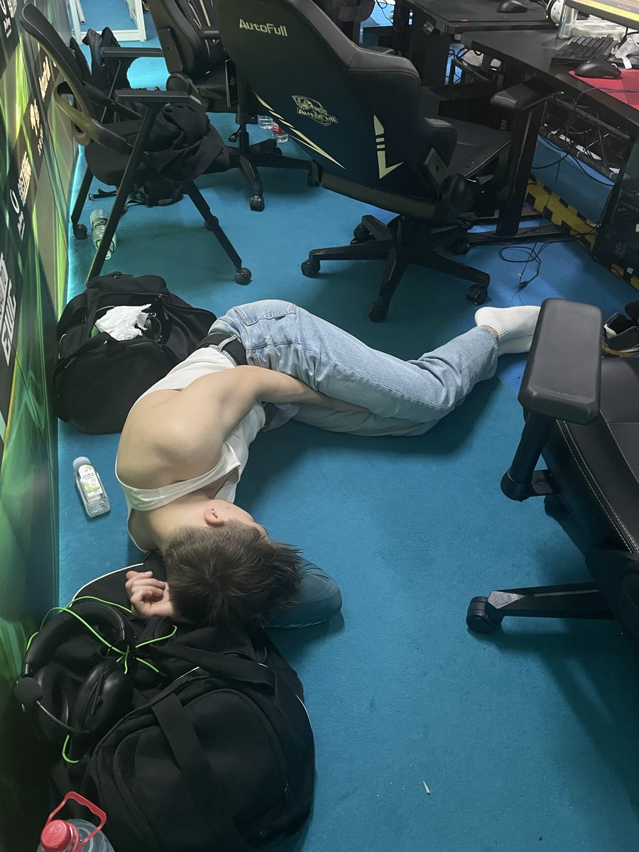 BenTheLegendCS's tweet photo. Ever wondered what a cs pro players preparation is right before a big match? https://t.co/nKkSXU056K
