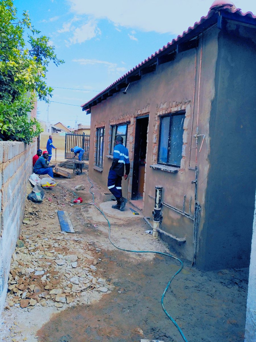 MK_TheMtungwa's tweet photo. 🏠 From broken spaces to luxury finishes we turn vision into reality.
✔️ Luxury bathroom renovations
✔️ Electrical & lighting upgrades
✔️ Full home transformations
📩 DM today for bookings 0818957481
💎#HomeRenovation #InteriorDesign #CeilingDesign #LuxuryHomes #SouthAfrica https://t.co/Eqd3woYbf1
