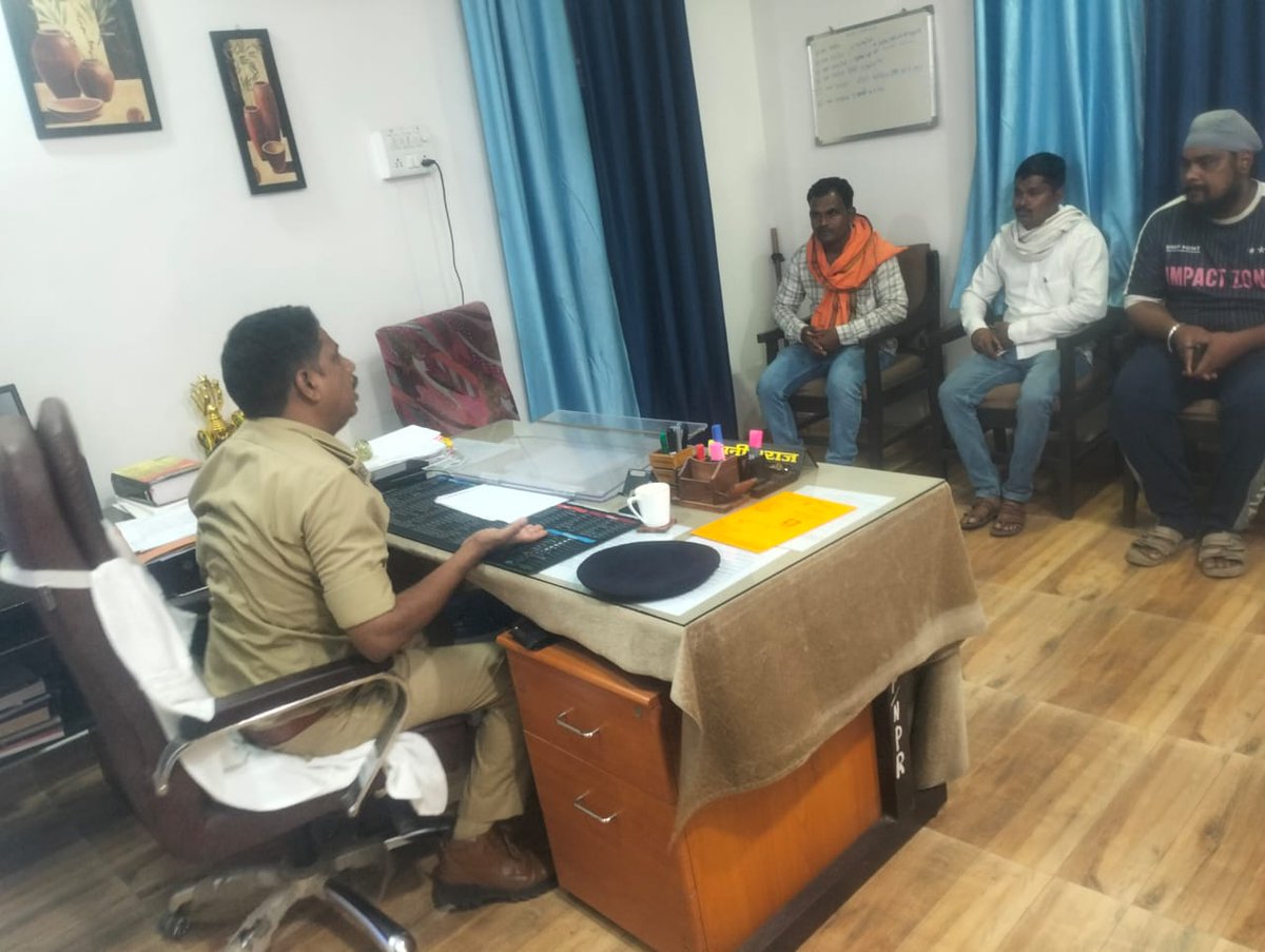 SP_Mandla's tweet photo. मंडला पुलिस — बस ऑपरेटरों को यातायात नियमों के पालन हेतु किया जागरूक

कार्यालय अनुविभागीय अधिकारी (पुलिस) नैनपुर, में बस संचालकों की बैठक आयोजित की गई।
@CMMadhyaPradesh
@DGP_MP @MPPoliceDeptt @mohdept @JansamparkMP @IG_BALAGHAT https://t.co/XHHBrPyEx8