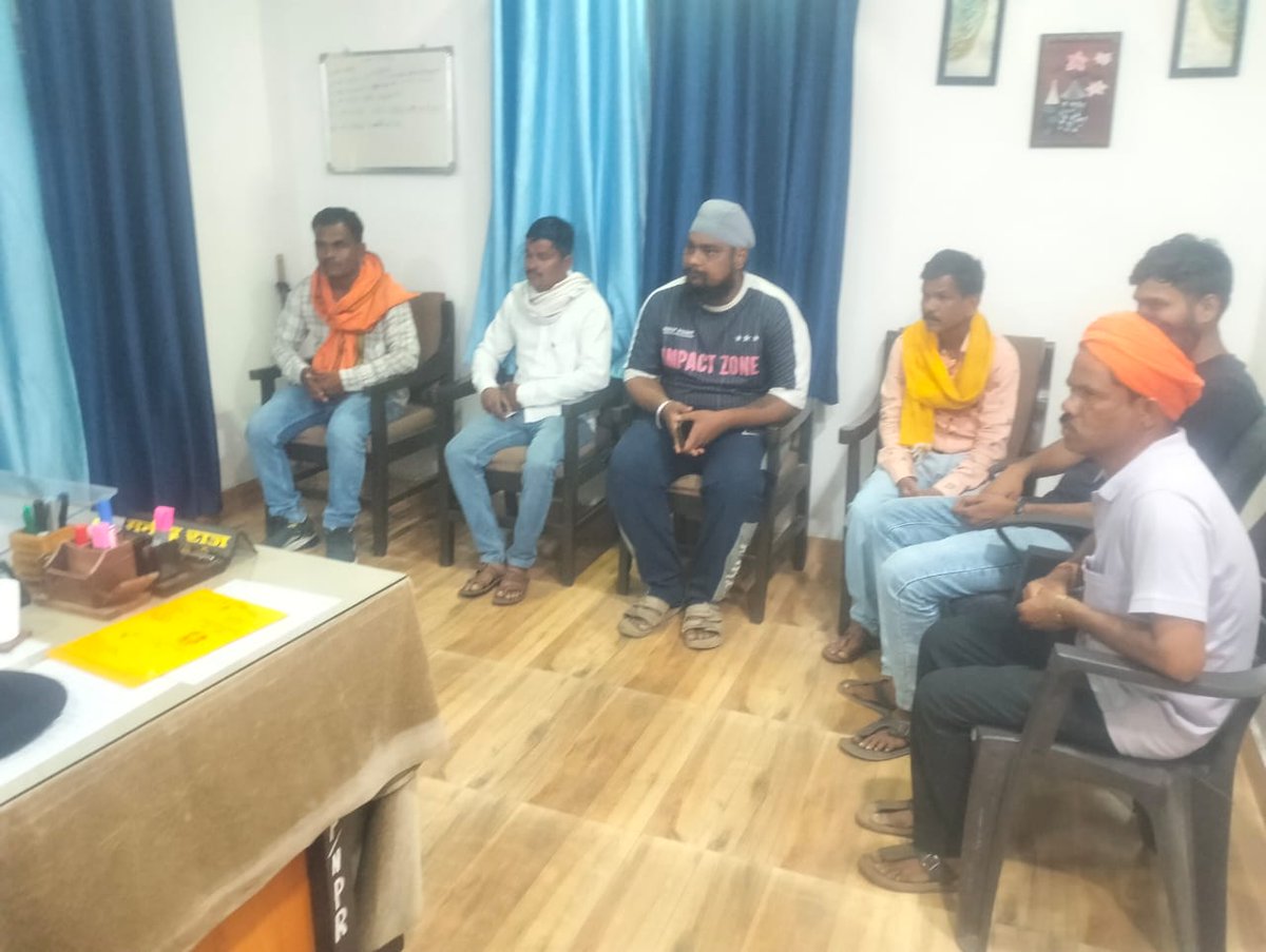 SP_Mandla's tweet photo. मंडला पुलिस — बस ऑपरेटरों को यातायात नियमों के पालन हेतु किया जागरूक

कार्यालय अनुविभागीय अधिकारी (पुलिस) नैनपुर, में बस संचालकों की बैठक आयोजित की गई।
@CMMadhyaPradesh
@DGP_MP @MPPoliceDeptt @mohdept @JansamparkMP @IG_BALAGHAT https://t.co/XHHBrPyEx8