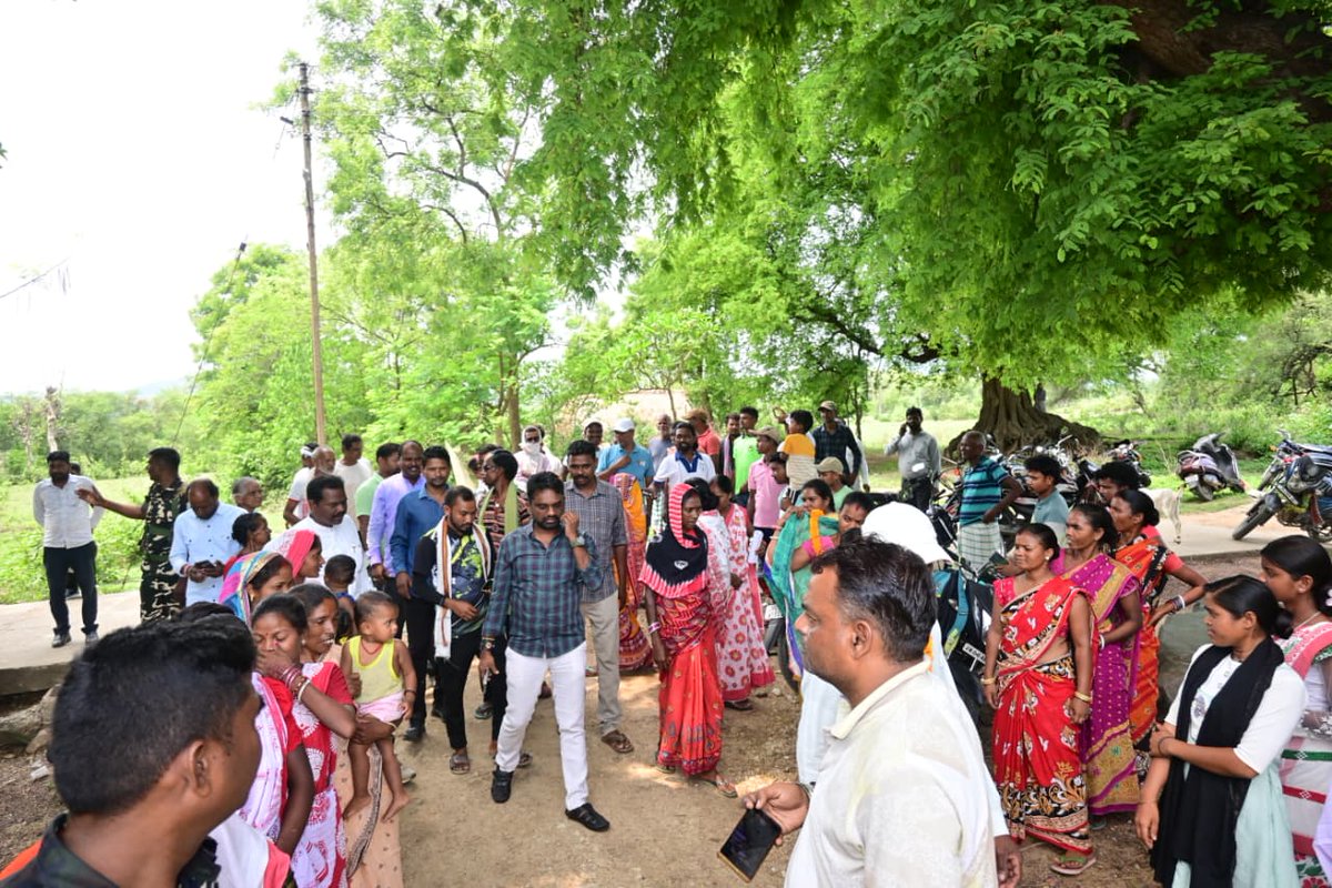 SanjibSardar46's tweet photo. || #पोटका_विधानसभा ||

पोटका प्रखंड अंतर्गत पोडाहातु ग्राम स्थित रामगढ़ नाला पर एकल चेकडैम निर्माण कार्य का विधिवत शिलान्यास कर इसे ग्रामीणों को समर्पित किया।

यह चेकडैम क्षेत्र में जल संरक्षण को मजबूती प्रदान करने के साथ-साथ किसानों को सिंचाई सुविधा उपलब्ध कराने में महत्वपूर्ण भूमिका निभाएगा। इससे खेती को बढ़ावा मिलेगा, किसानों की आय में वृद्धि होगी एवं गांव आत्मनिर्भरता की ओर अग्रसर होगा।

हमारी प्रतिबद्धता है कि जल, जंगल, जमीन और किसानों के हितों को केंद्र में रखकर ग्रामीण विकास के कार्य निरंतर आगे बढ़ते रहें, ताकि गांव मजबूत हो और ग्रामीणों का जीवन समृद्ध बने।

@HemantSorenJMM @JMMKalpanaSoren @JmmJharkhand