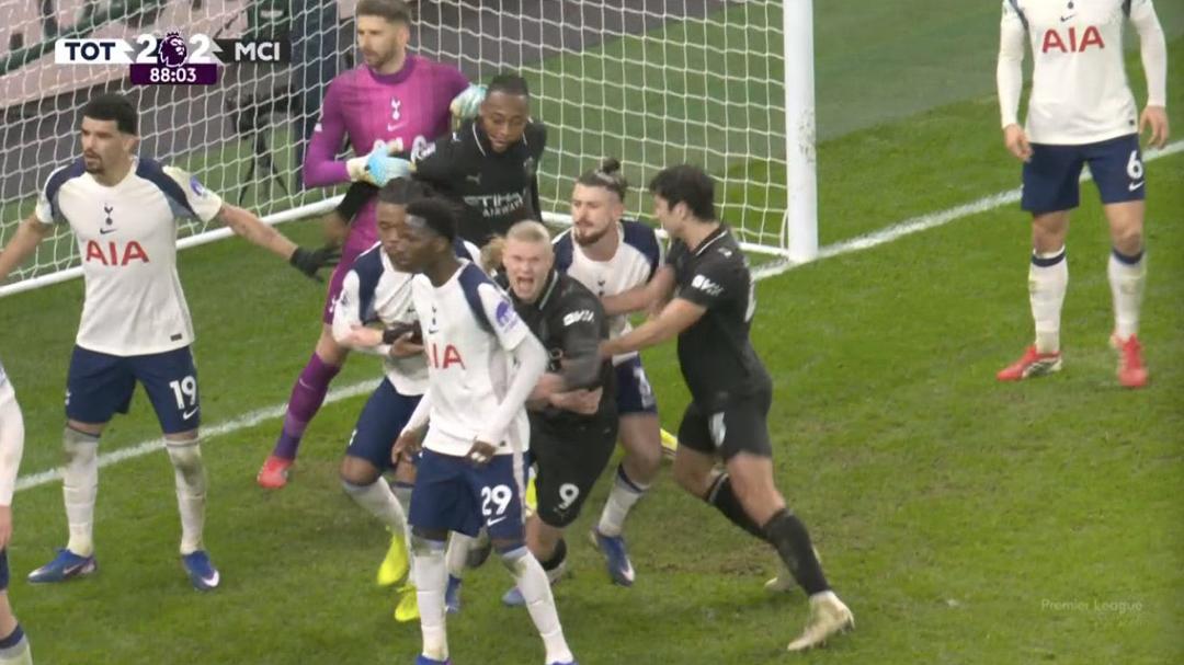 Why's Gabriel holding That Spurs goalkeeper like that?? This is why nobody wants Arsenal to win the league.

Smh.