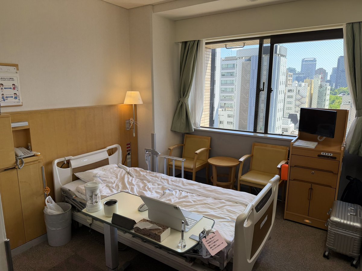 Ochan_ACTAGE01's tweet photo. 股関節を“人工股関節”にアップグレードするため、本日入院しました🏥
いよいよ明日手術らしいです💦

正直、怖いし不安で震えてますが…
きっとサイバーパンク的な進化を遂げて帰ってきます🤖✨

それにしても、病院がデカくてオシャレすぎる…！個室から東京タワー見れるのはちょっと嬉しいかも✨️ https://t.co/PZKF6vP2Bg