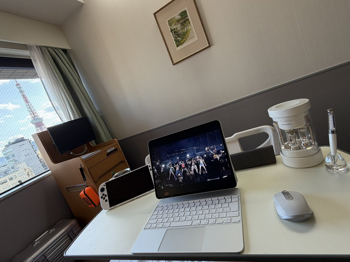 Ochan_ACTAGE01's tweet photo. 股関節を“人工股関節”にアップグレードするため、本日入院しました🏥
いよいよ明日手術らしいです💦

正直、怖いし不安で震えてますが…
きっとサイバーパンク的な進化を遂げて帰ってきます🤖✨

それにしても、病院がデカくてオシャレすぎる…！個室から東京タワー見れるのはちょっと嬉しいかも✨️ https://t.co/PZKF6vP2Bg
