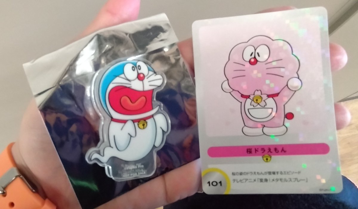 入場特典のアクリルバッジとカード、幽霊ドラえもんも桜ドラえもんやっ